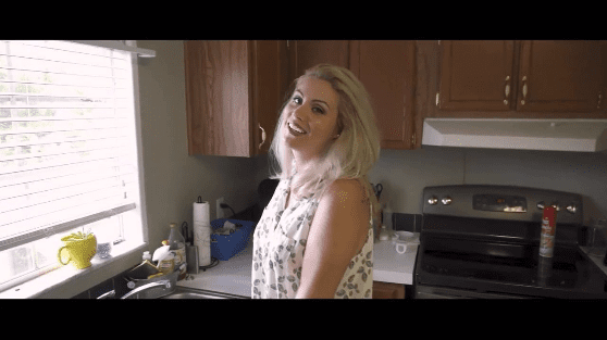 Mutfaktaki Rus kadın severek sikişiyor